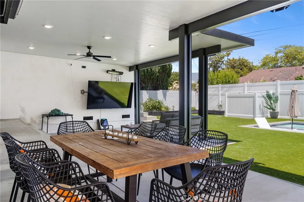 6952 Cozycroft Avenue Winnetka, CA 91306