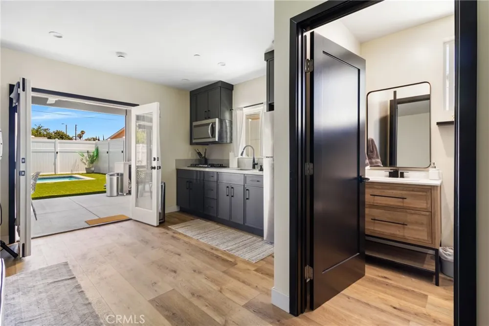 6952 Cozycroft Avenue Winnetka, CA 91306