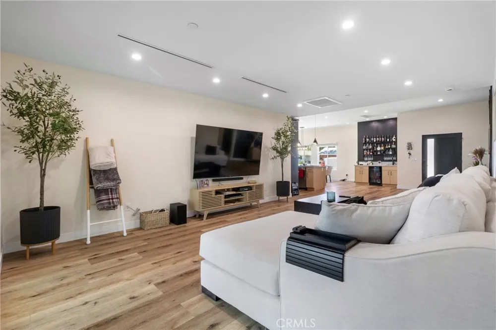 6952 Cozycroft Avenue Winnetka, CA 91306