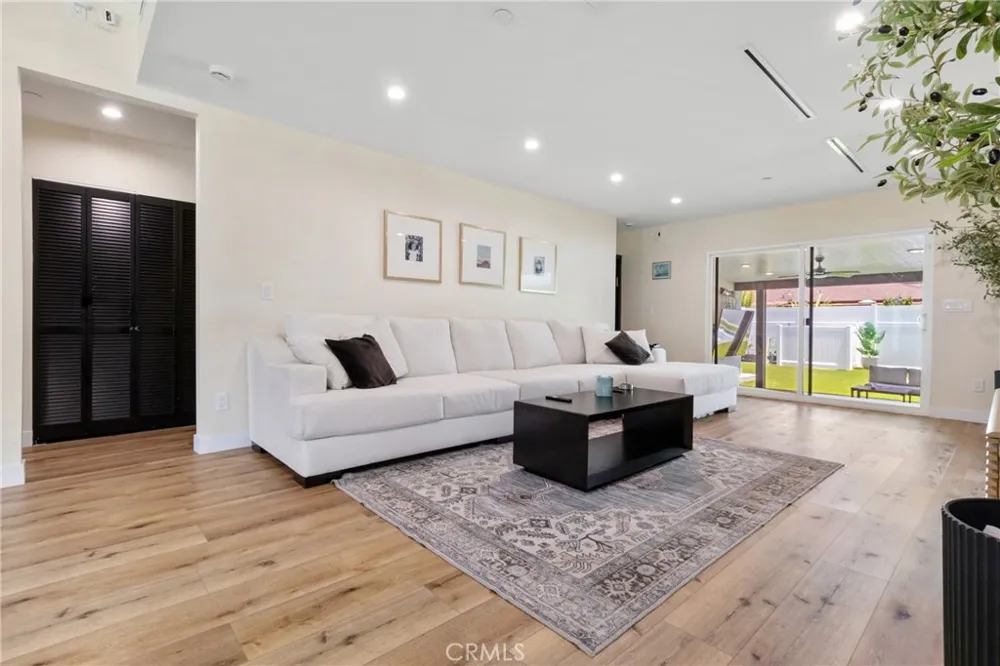 6952 Cozycroft Avenue Winnetka, CA 91306