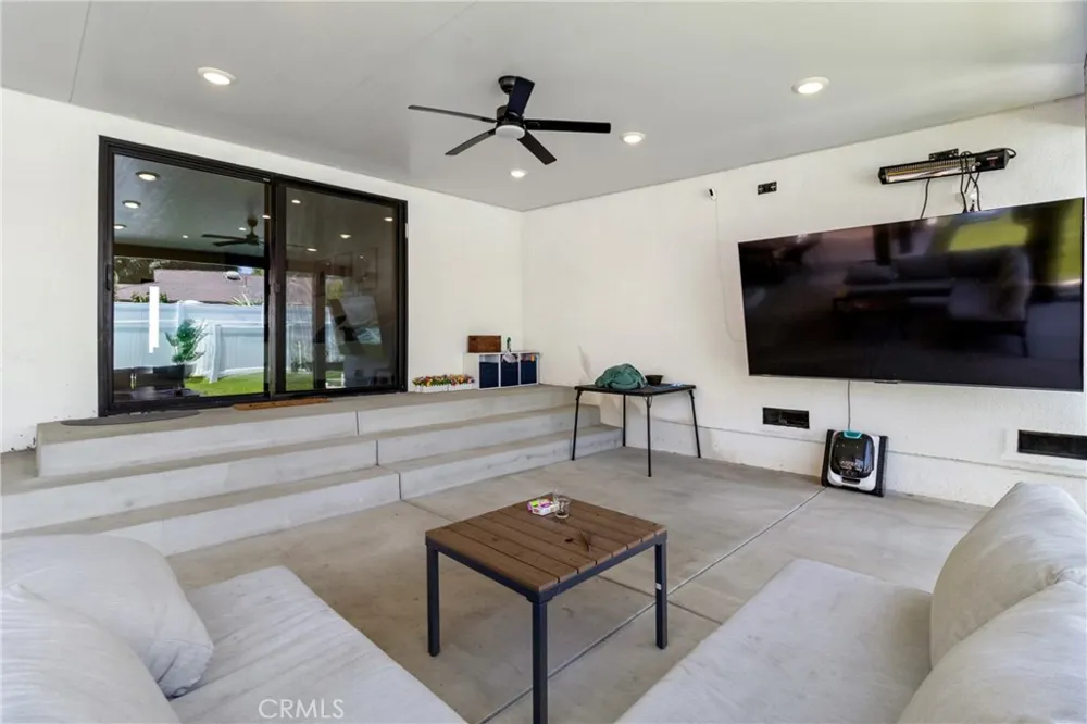 6952 Cozycroft Avenue Winnetka, CA 91306