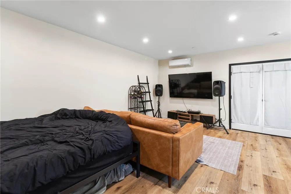 6952 Cozycroft Avenue Winnetka, CA 91306