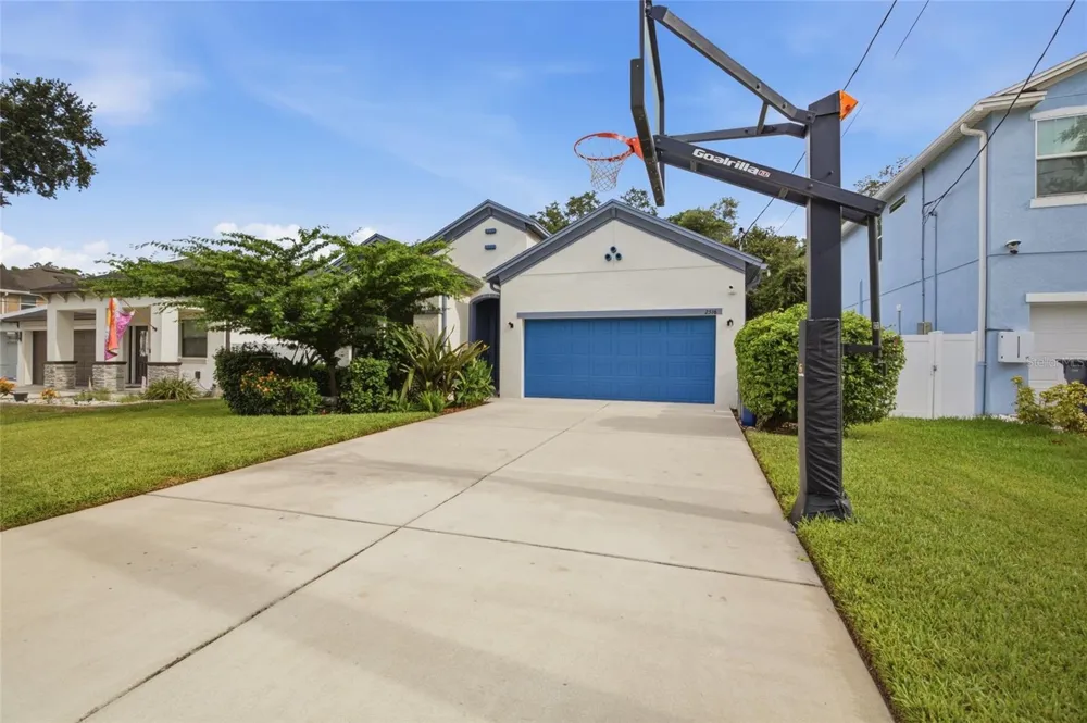 2516 W CURTIS STREET Tampa, FL 33614