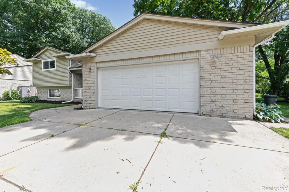 33165 Maplenut Street Farmington City, MI 48336