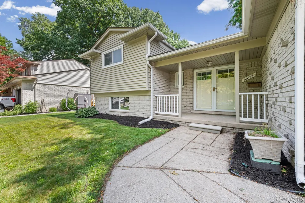 33165 Maplenut Street Farmington City, MI 48336