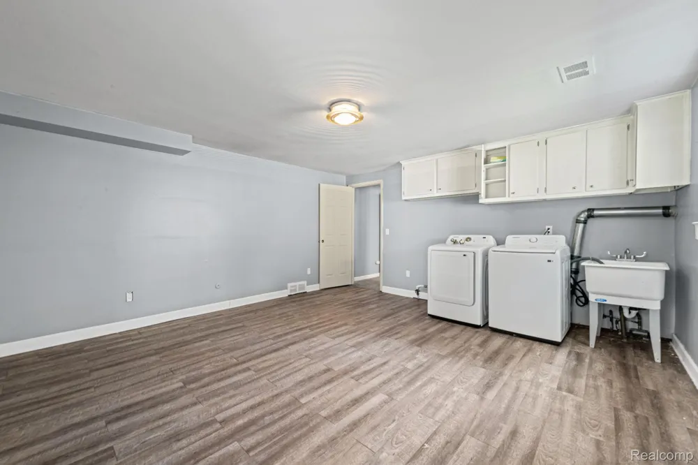 33165 Maplenut Street Farmington City, MI 48336