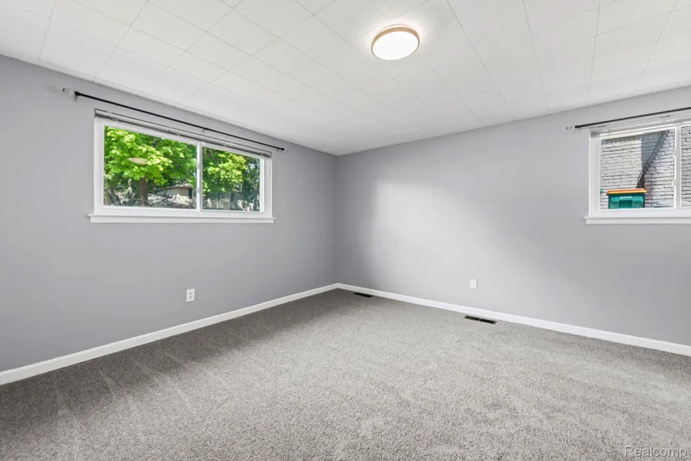 33165 Maplenut Street Farmington City, MI 48336