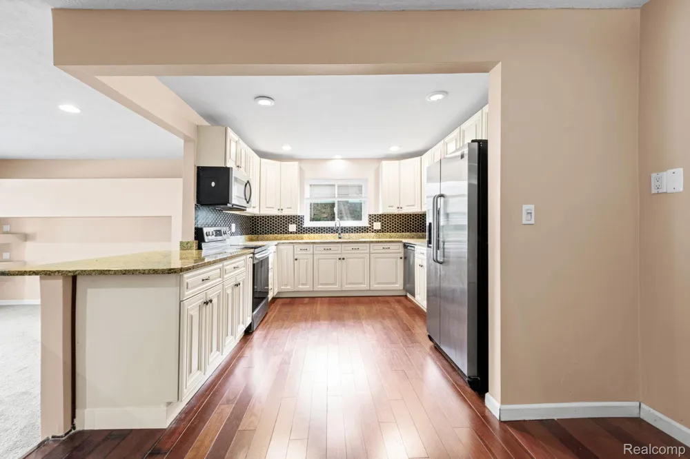 33165 Maplenut Street Farmington City, MI 48336
