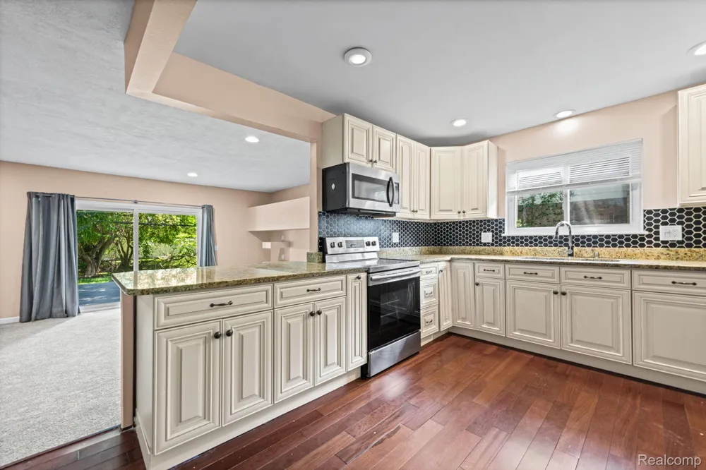 33165 Maplenut Street Farmington City, MI 48336
