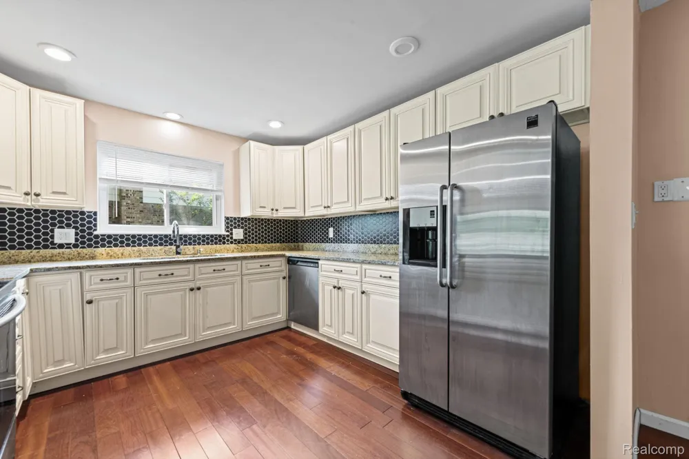33165 Maplenut Street Farmington City, MI 48336