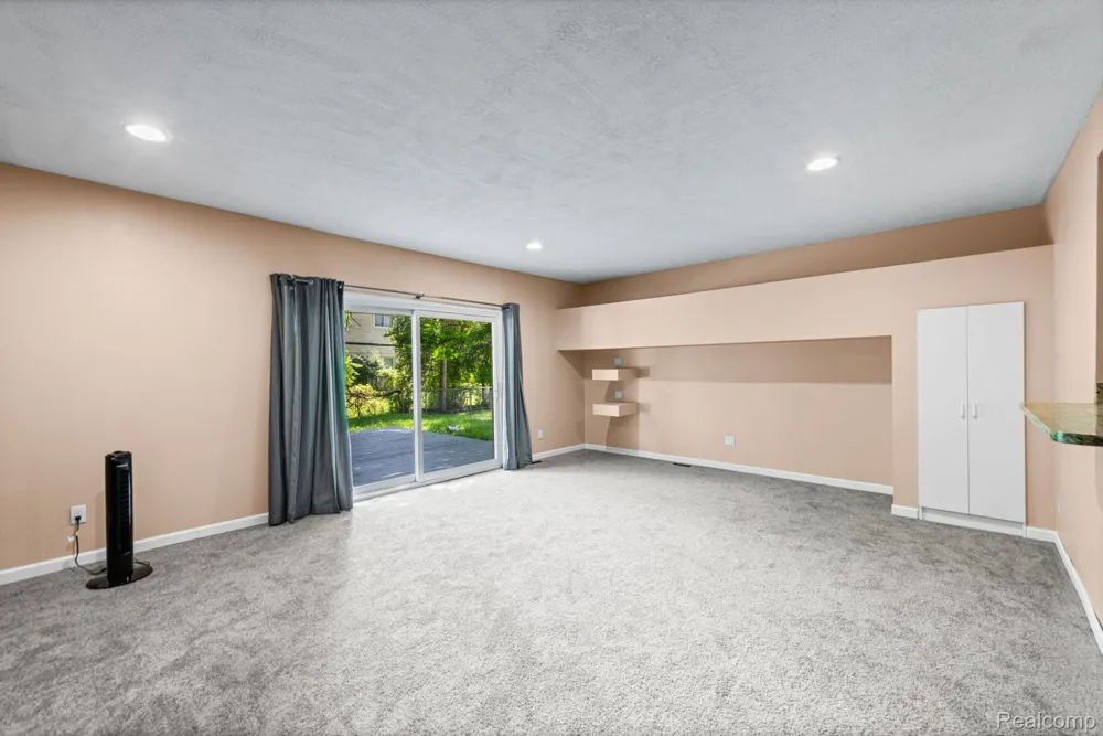 33165 Maplenut Street Farmington City, MI 48336