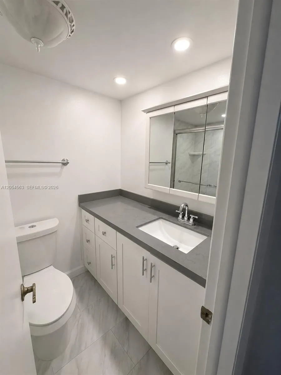 200 Berkley Rd #213 Hollywood, FL 33024