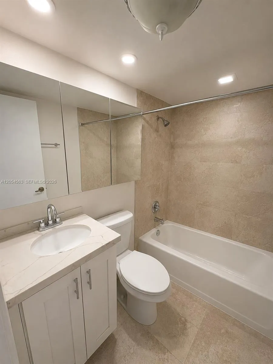 200 Berkley Rd #213 Hollywood, FL 33024