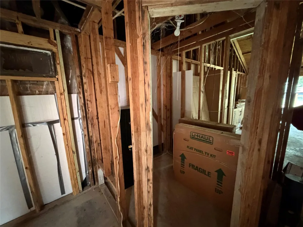 606 Pine Tree Road Huntsville, TX 77320