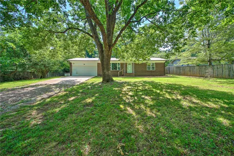16 Redbud Avenue