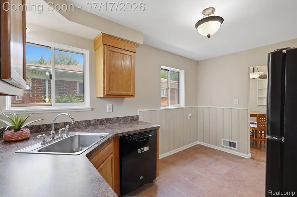 29697 Spoon Madison Heights City, MI 48071