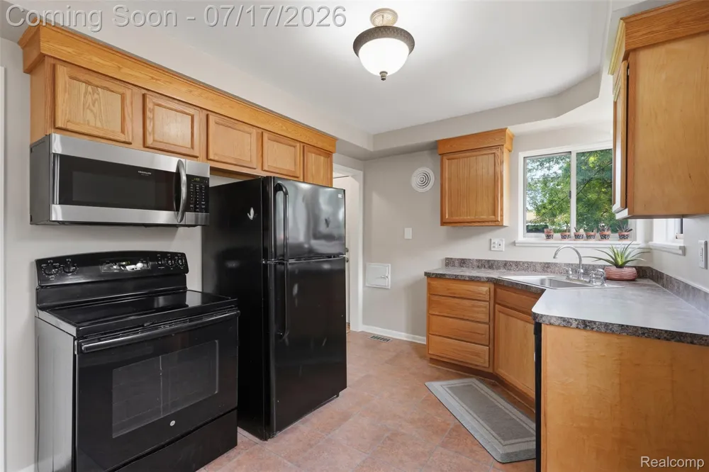 29697 Spoon Madison Heights City, MI 48071