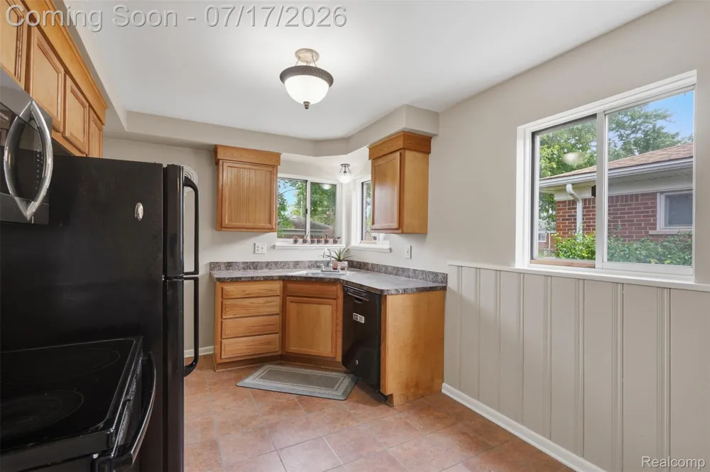 29697 Spoon Madison Heights City, MI 48071