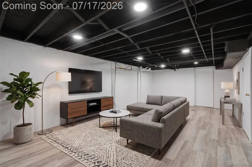 29697 Spoon Madison Heights City, MI 48071