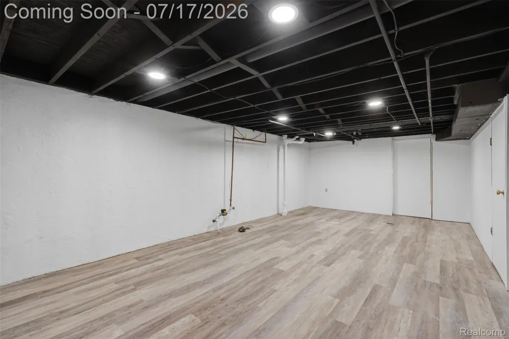 29697 Spoon Madison Heights City, MI 48071