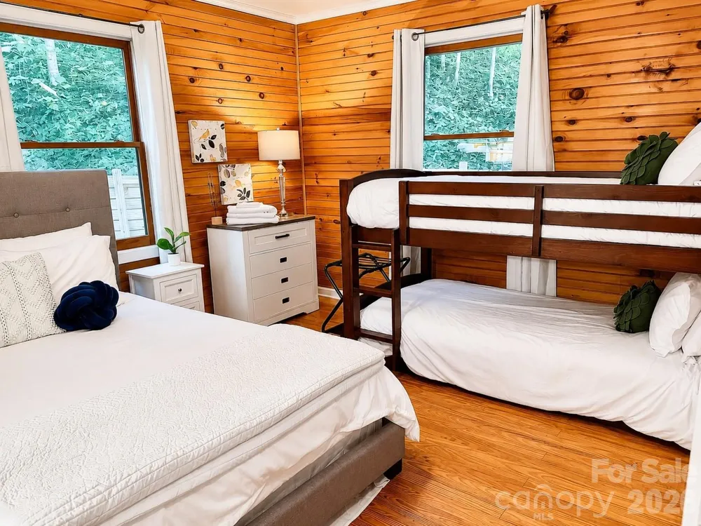 721 Bear Creek Lane Saluda, NC 28773