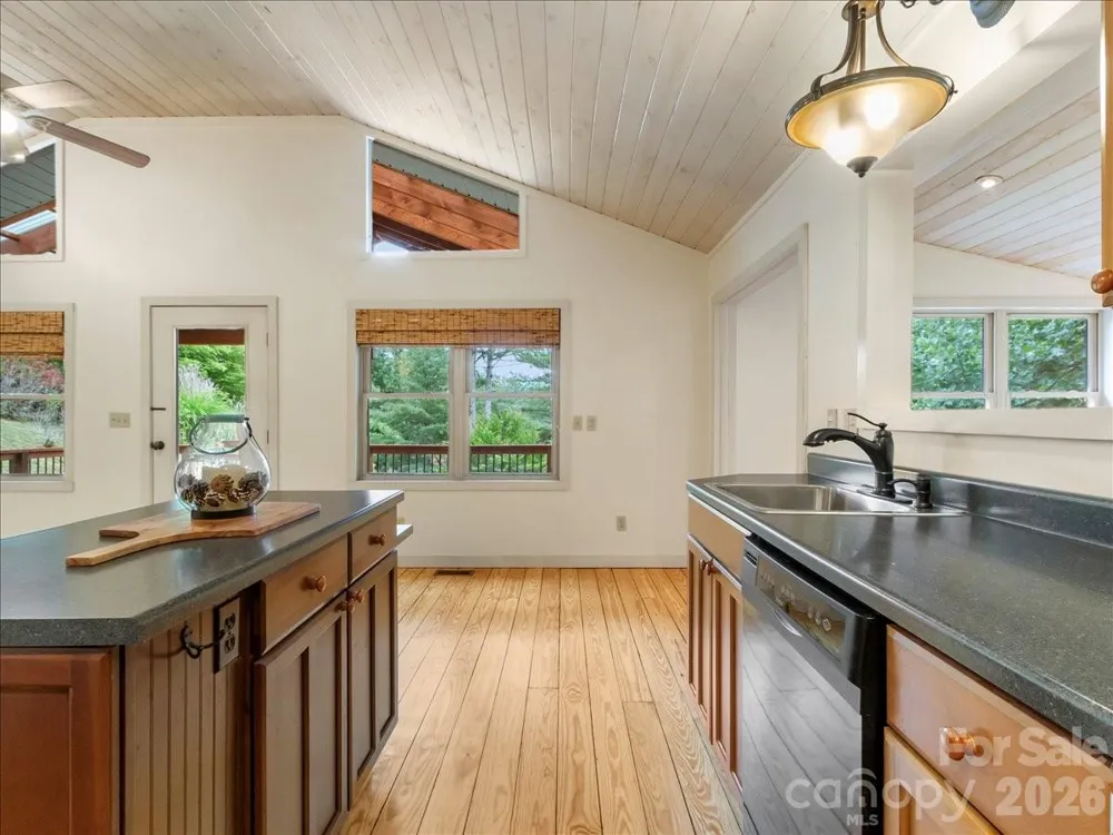 16 Turtle Dove Trail Burnsville, NC 28714