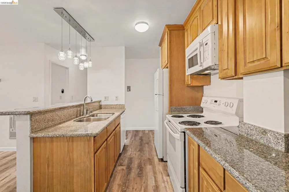 651 Oakland Ave #2D Oakland, CA 94611