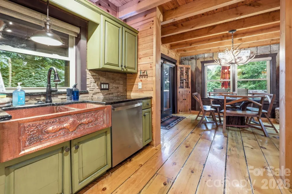 206 Hamlet Drive Burnsville, NC 28714