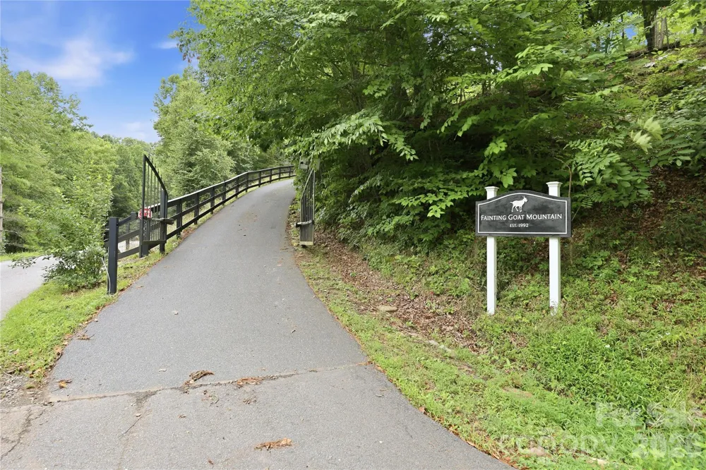 206 Hamlet Drive Burnsville, NC 28714