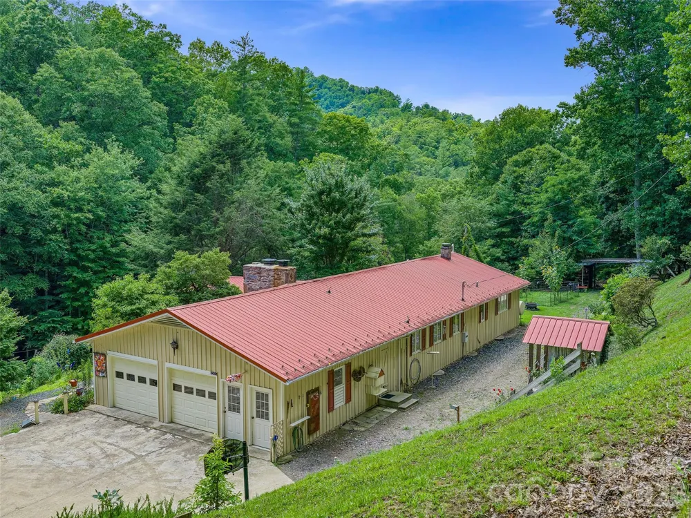 1065 Upper Pig Pen Road Green Mountain, NC 28740