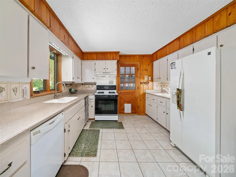 1065 Upper Pig Pen Road Green Mountain, NC 28740