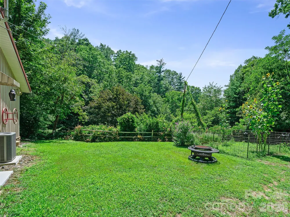 1065 Upper Pig Pen Road Green Mountain, NC 28740