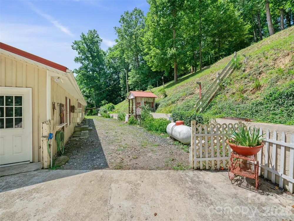 1065 Upper Pig Pen Road Green Mountain, NC 28740
