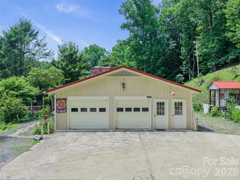 1065 Upper Pig Pen Road Green Mountain, NC 28740