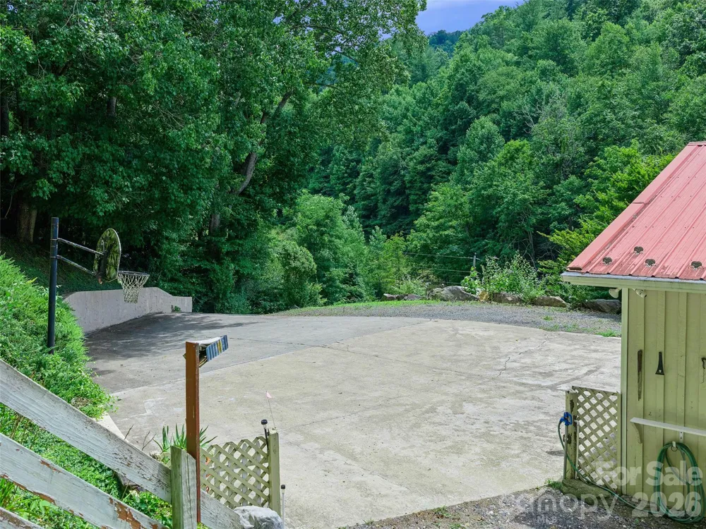 1065 Upper Pig Pen Road Green Mountain, NC 28740
