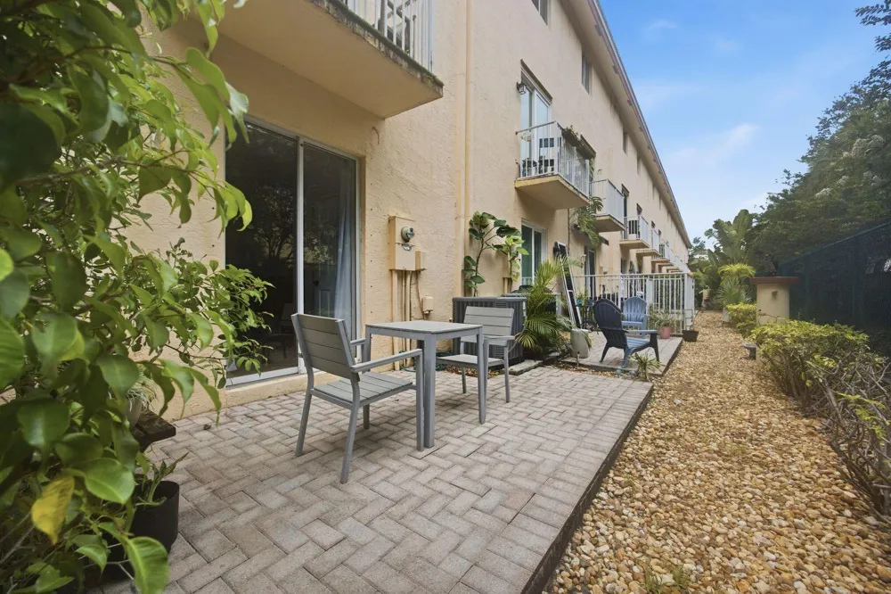 2465 NE 14TH ST Causeway Pompano Beach, FL 33062