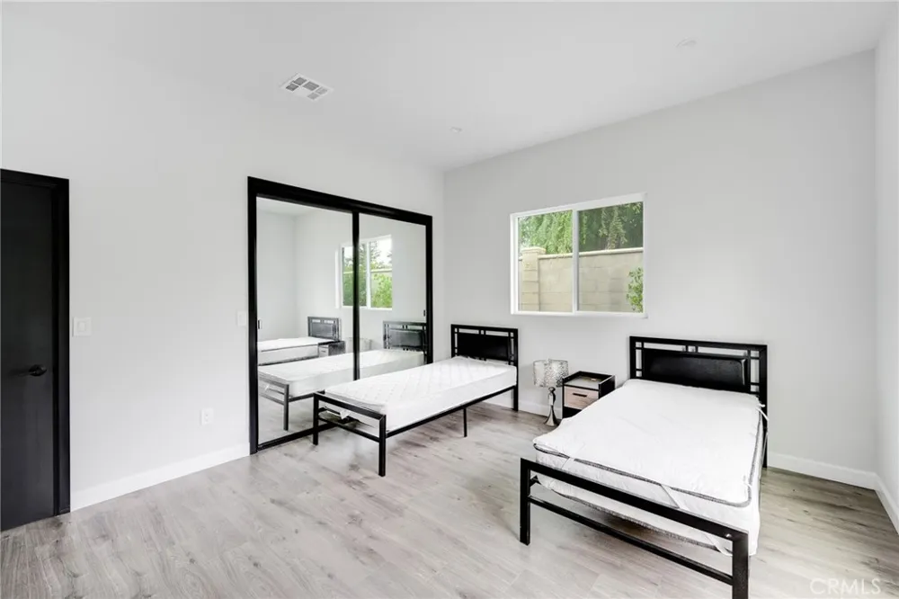 8806 Enfield Avenue Northridge, CA 91325