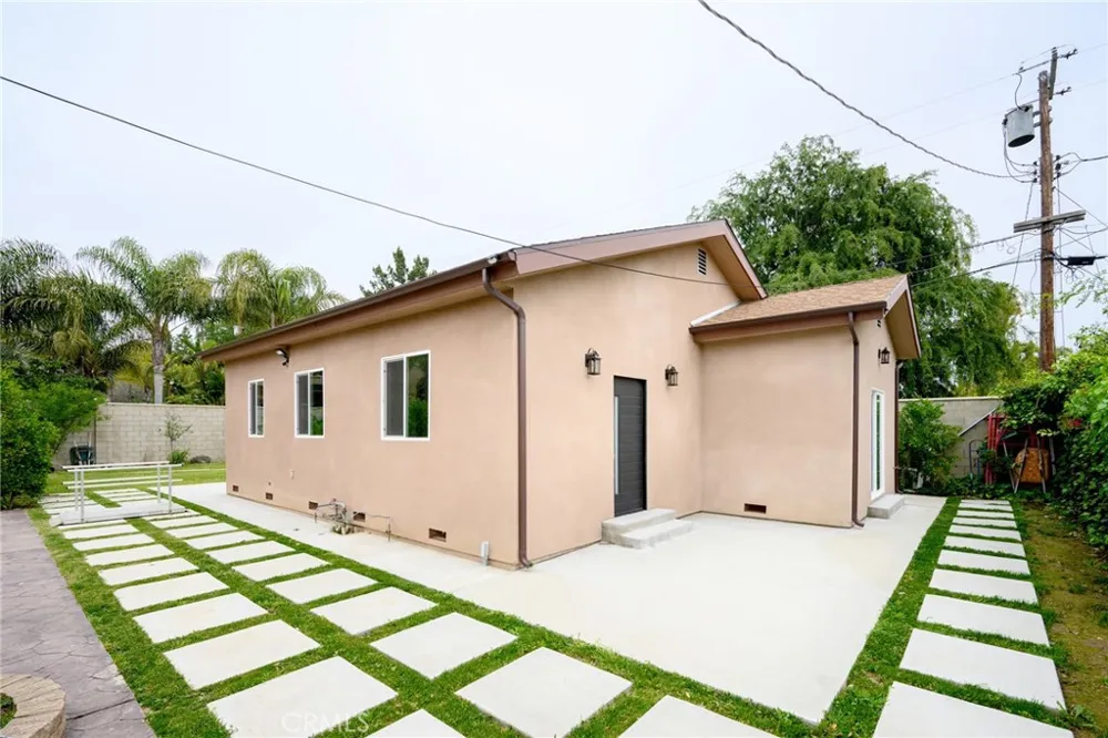 8806 Enfield Avenue Northridge, CA 91325