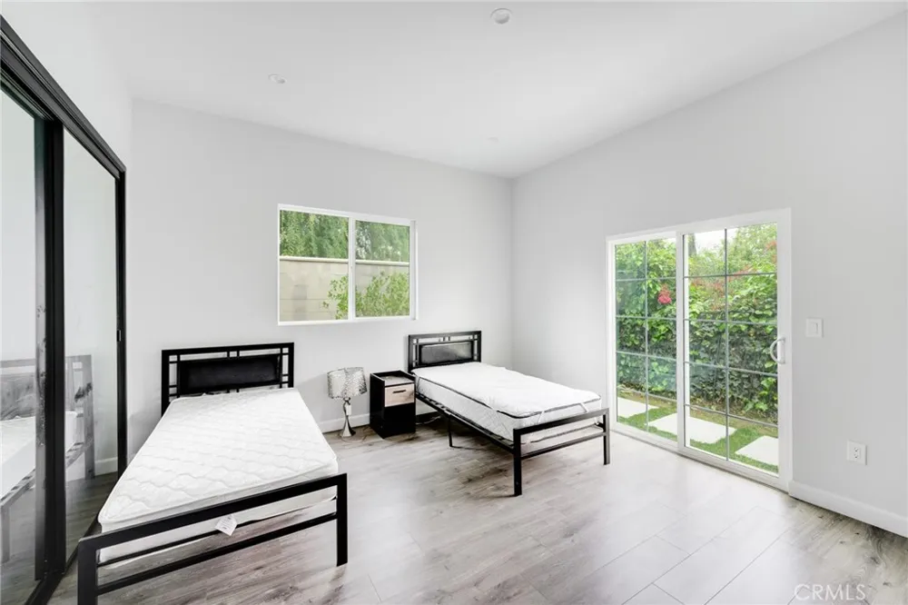 8806 Enfield Avenue Northridge, CA 91325
