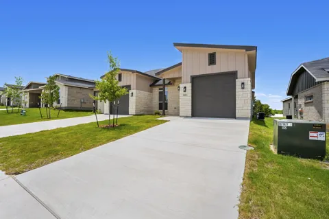 1303 Lone Pine Way