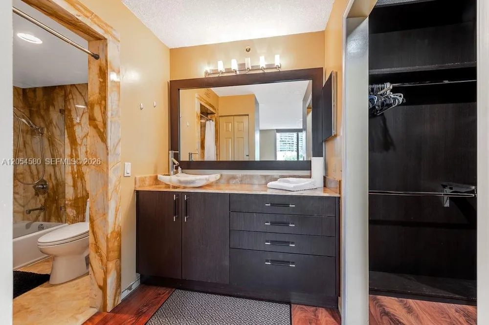 19999 E Country Club Dr #1302 Aventura, FL 33180