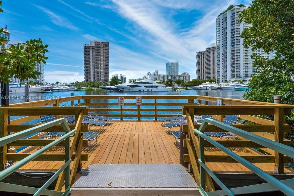 19999 E Country Club Dr #1302 Aventura, FL 33180