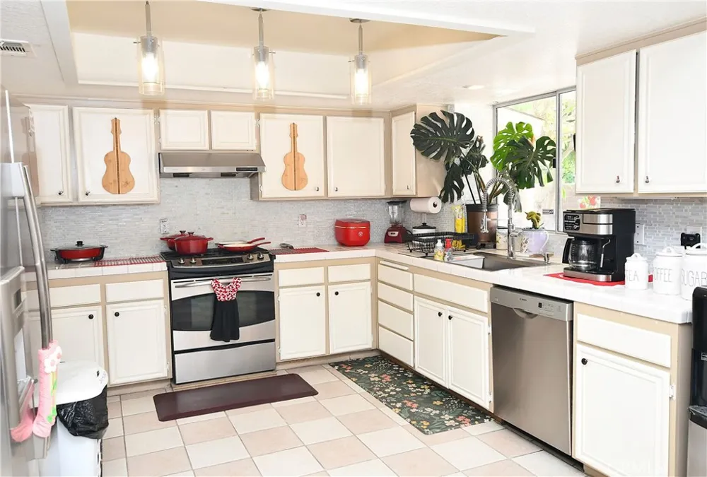 68295 Modalo Cathedral City, CA 92234
