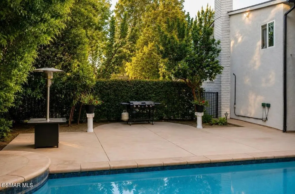 9725 Babbitt Avenue Northridge, CA 91325