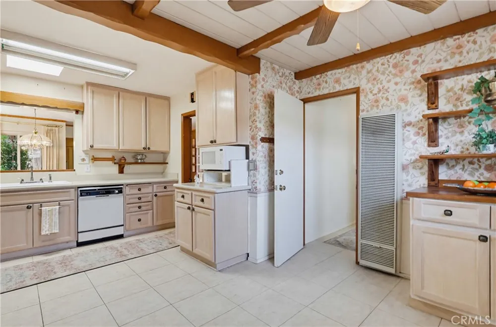 7508 Paso Robles Avenue Lake Balboa, CA 91406