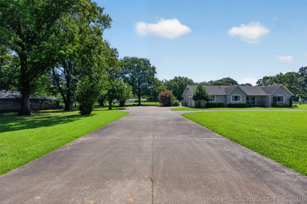 1102 Delaware Street Chouteau, OK 74337