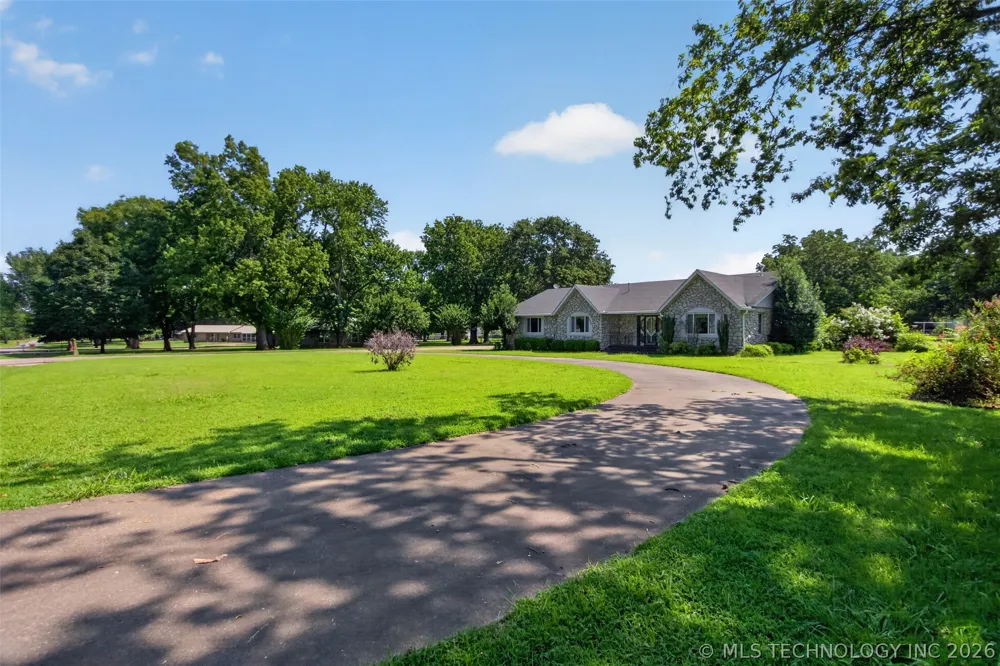 1102 Delaware Street Chouteau, OK 74337