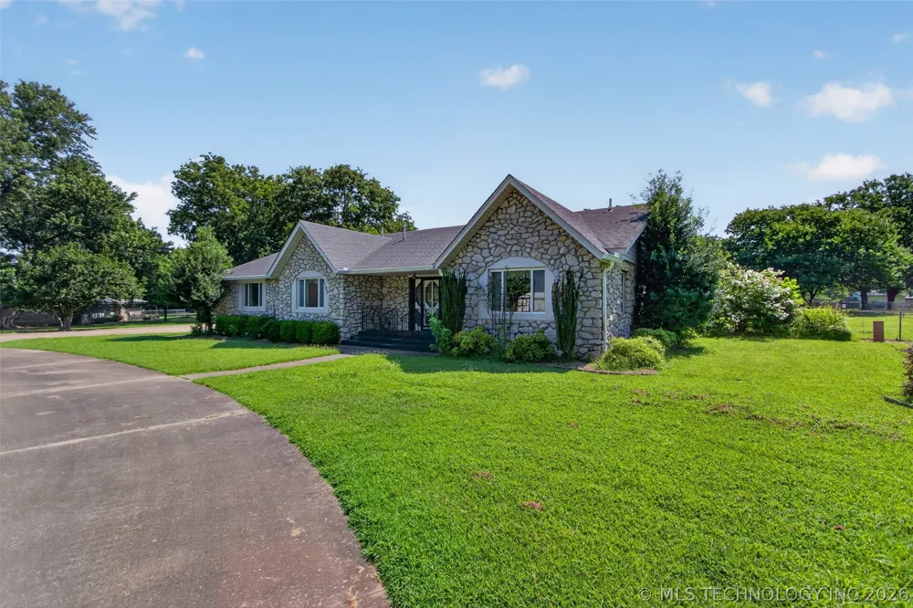 1102 Delaware Street Chouteau, OK 74337