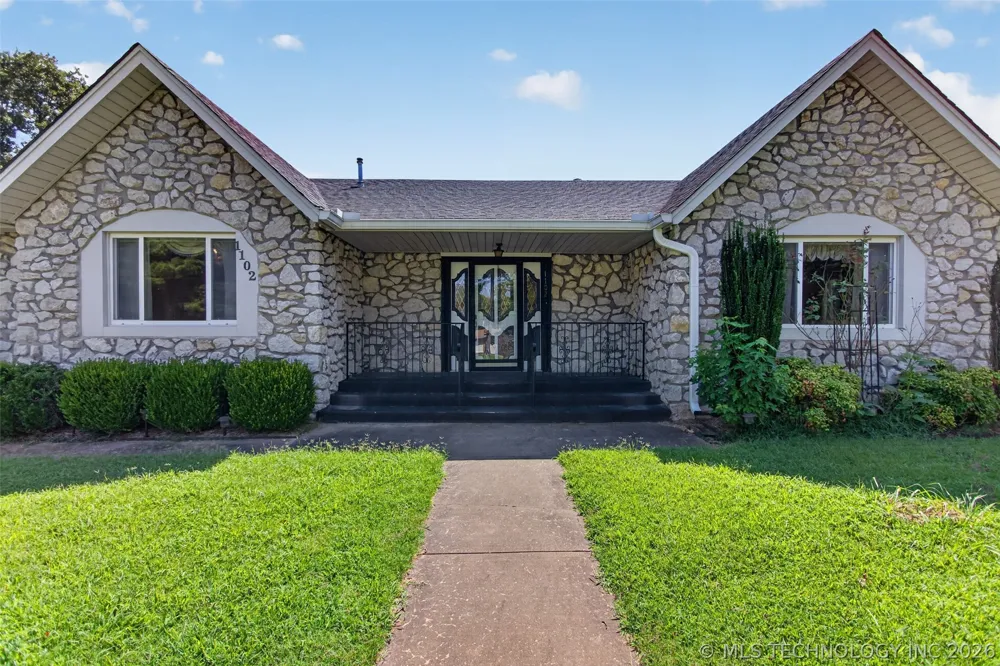 1102 Delaware Street Chouteau, OK 74337