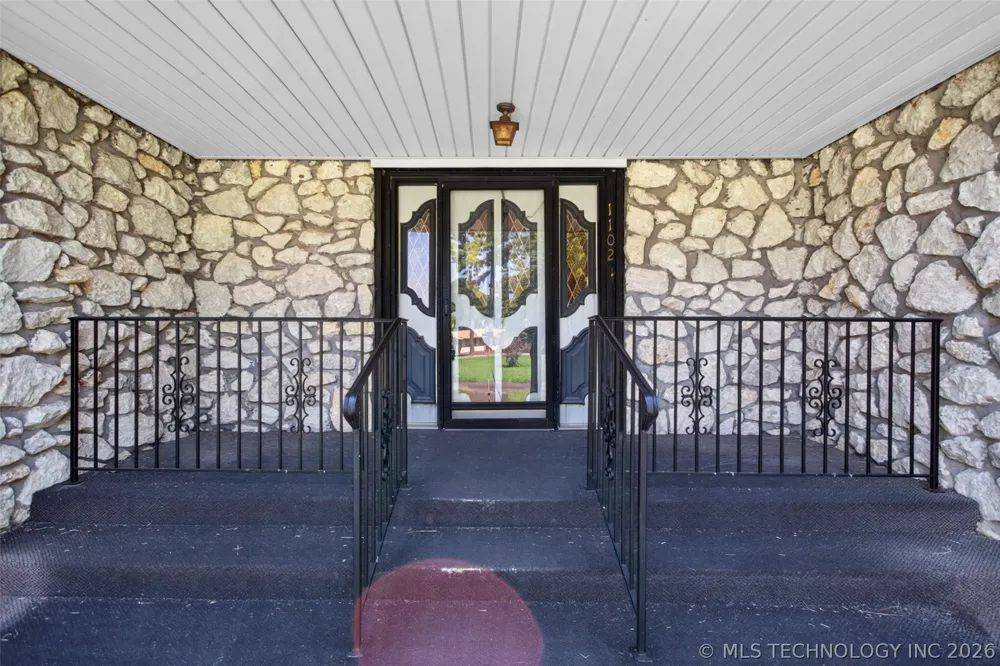 1102 Delaware Street Chouteau, OK 74337